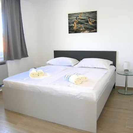Apartmani Krajinovic Krk Town Exterior photo
